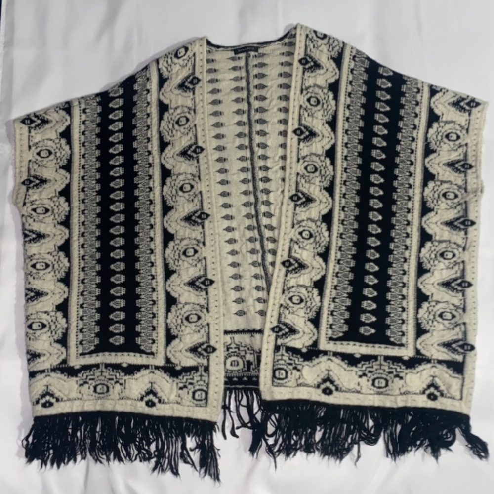 Dynamite Patterned Fringe Hem Sleeveless Cream & Black Sweater Cardigan